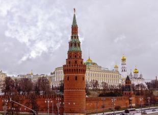 Почему зимой был построен белокаменный Кремль?